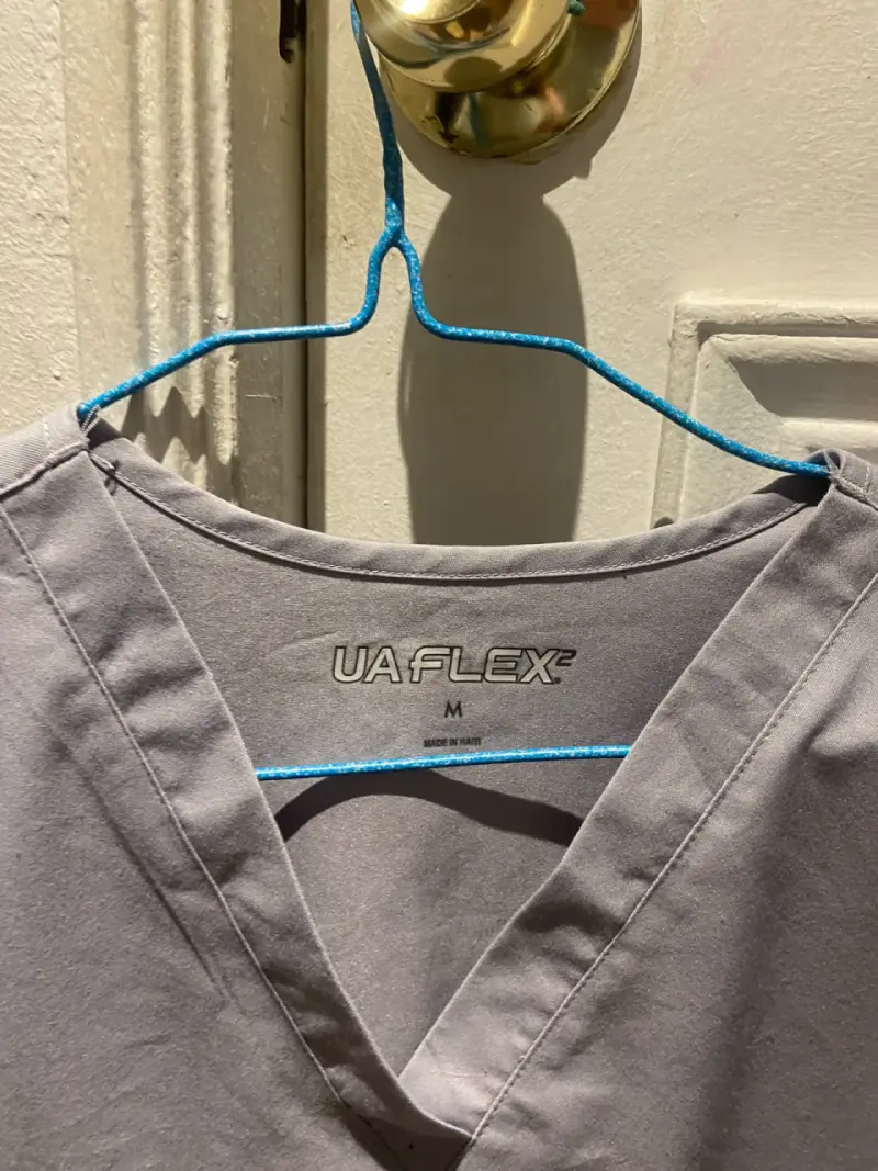 Blusa médica gris con bolsillos - 2