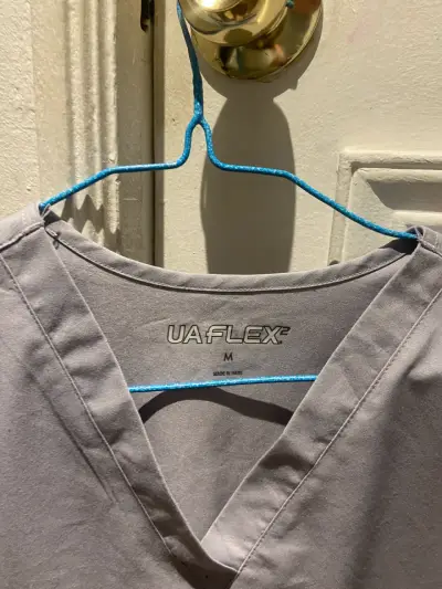 Blusa médica gris con bolsillos - miniatura 2