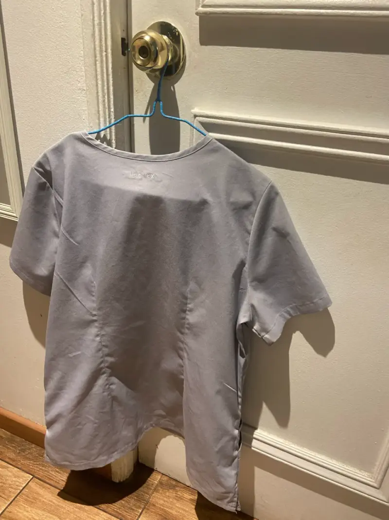 Blusa médica gris con bolsillos - 3