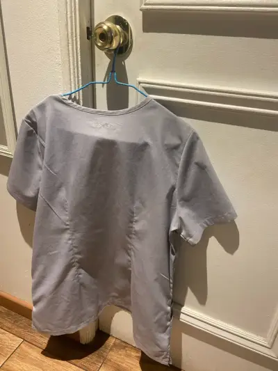 Blusa médica gris con bolsillos - miniatura 3