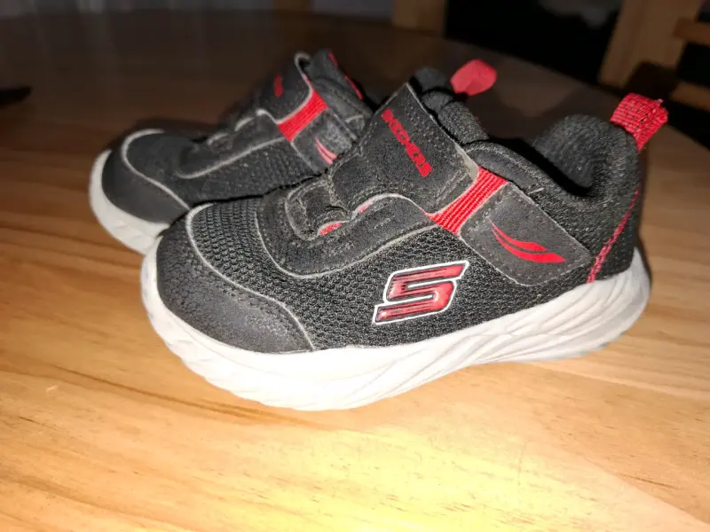 Zapatillas infantiles negras y rojas - 1