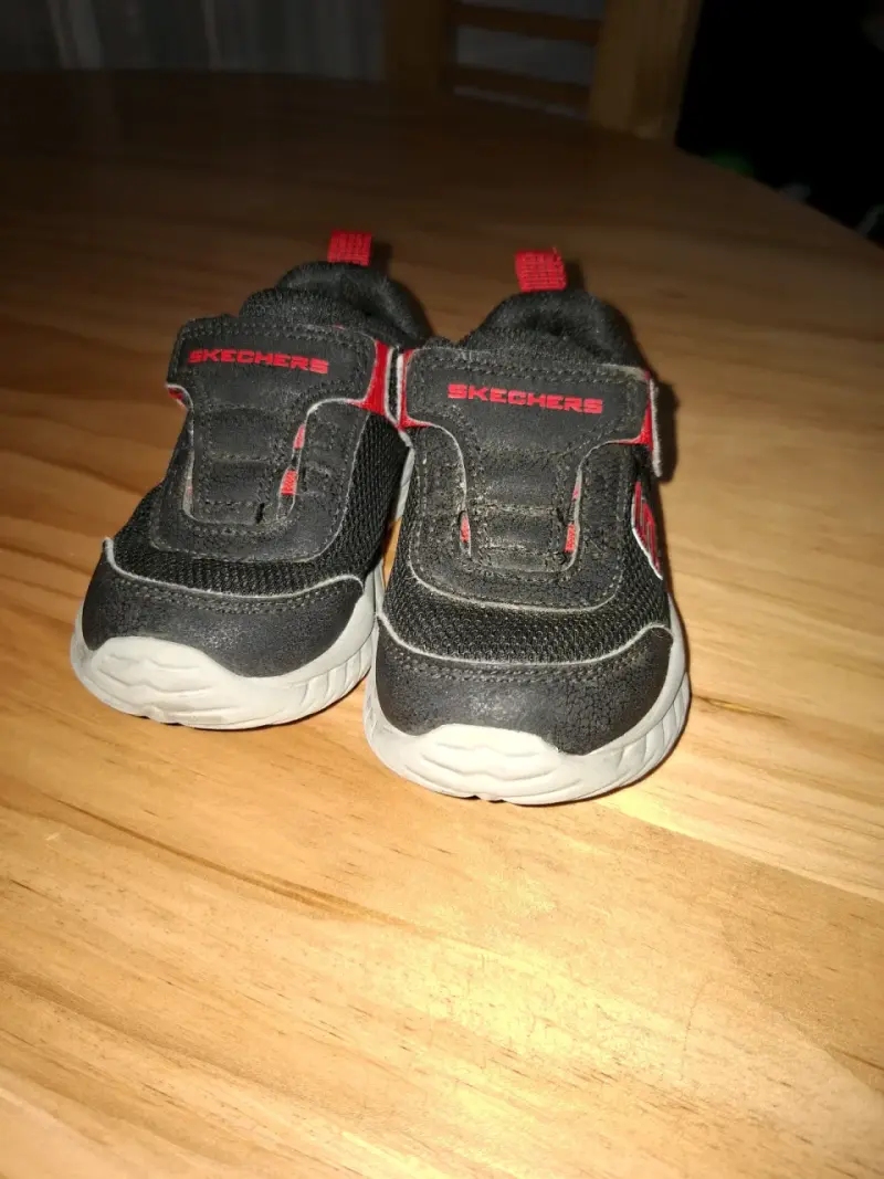 Zapatillas infantiles negras y rojas - 2