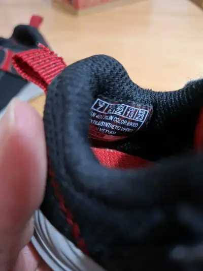 Zapatillas infantiles negras y rojas - miniatura 3