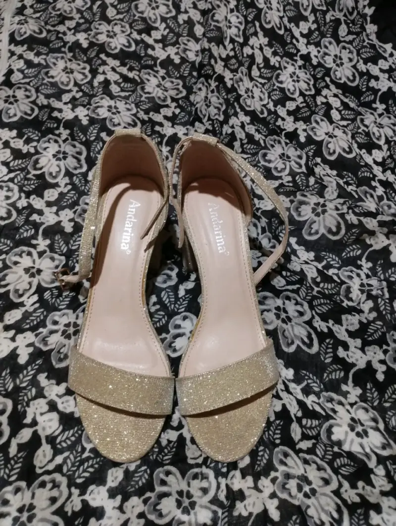 Sandalias doradas con taco alto - 2