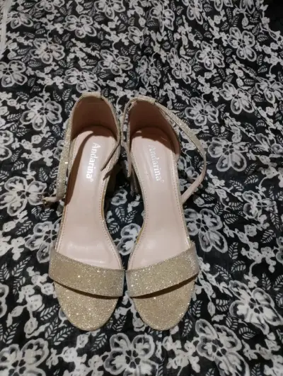 Sandalias doradas con taco alto - miniatura 2