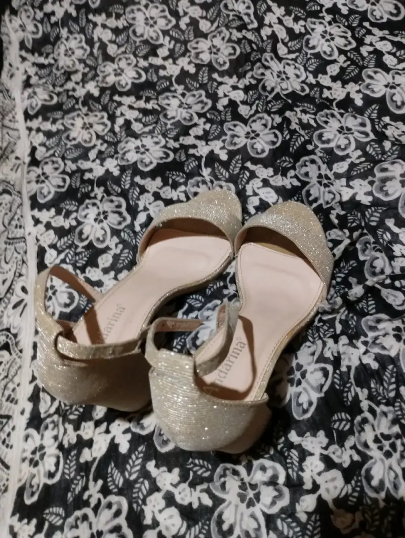 Sandalias doradas con taco alto - 3
