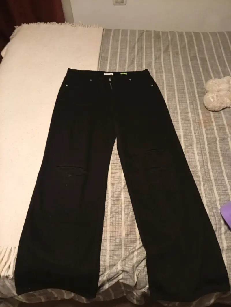 Pantalones morados y negros anchos - 3