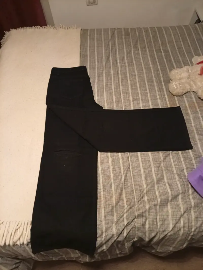Pantalones morados y negros anchos - 4