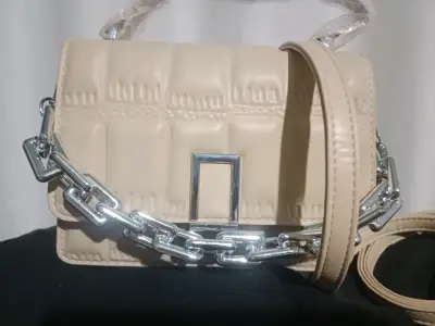 Cartera beige con cadena metálica - miniatura 1