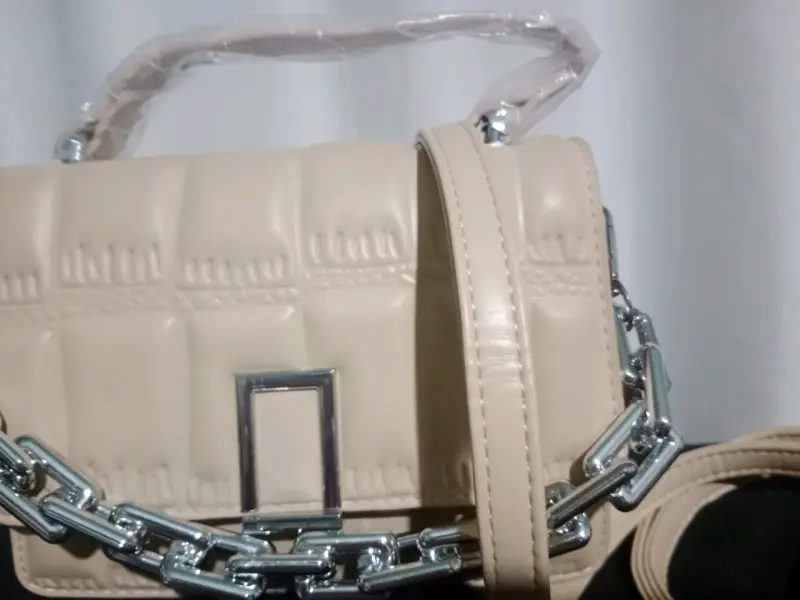 Cartera beige con cadena metálica - 3