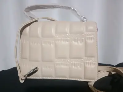 Cartera beige con cadena metálica - miniatura 4