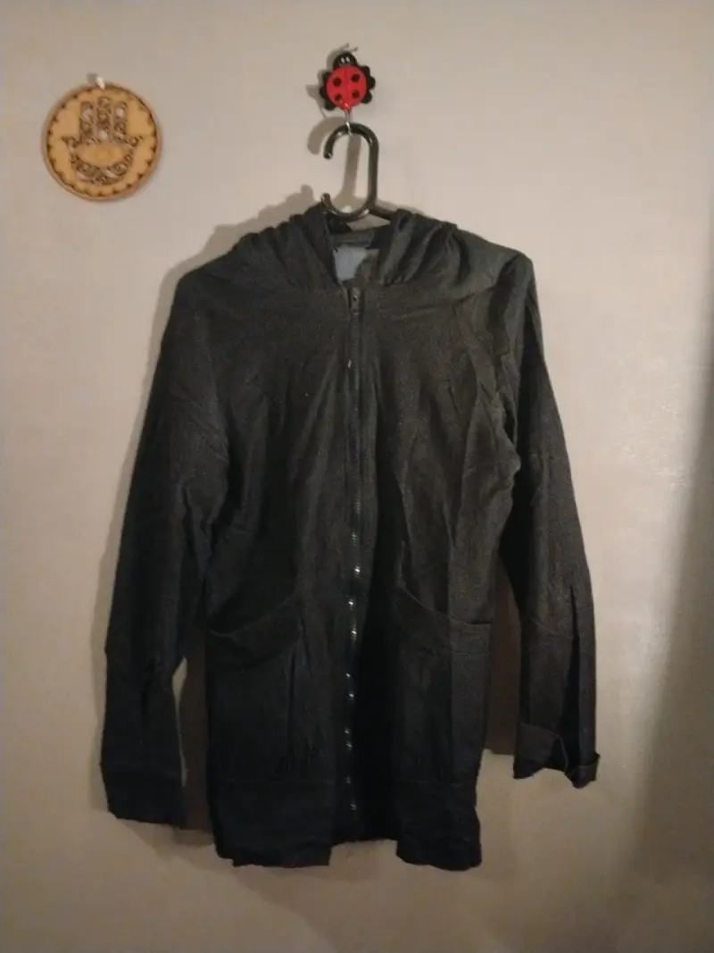 Chaqueta de mezclilla elásticada con capucha - 1
