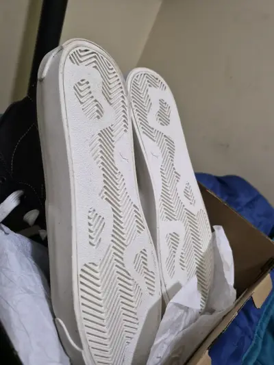 Zapatillas negras con cordones - miniatura 3