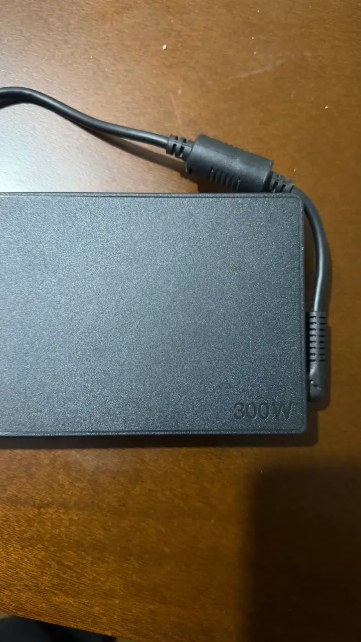 Cargador de computadora 300W - 1