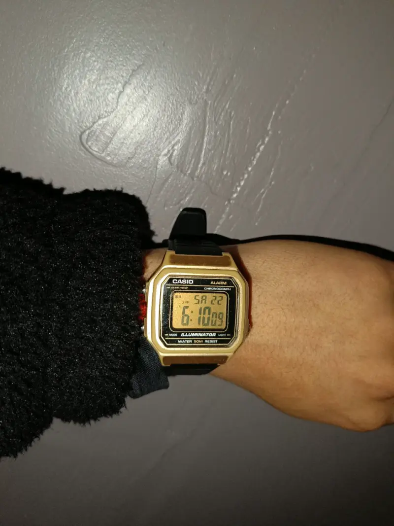 Reloj digital Casio dorado - 4