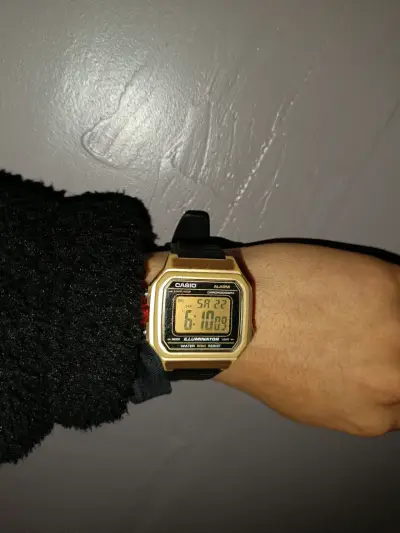 Reloj digital Casio dorado - miniatura 4
