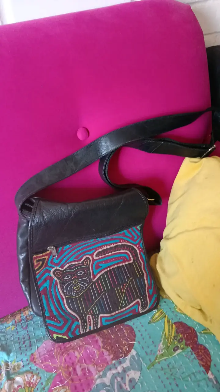 Cartera étnica de cuero negro