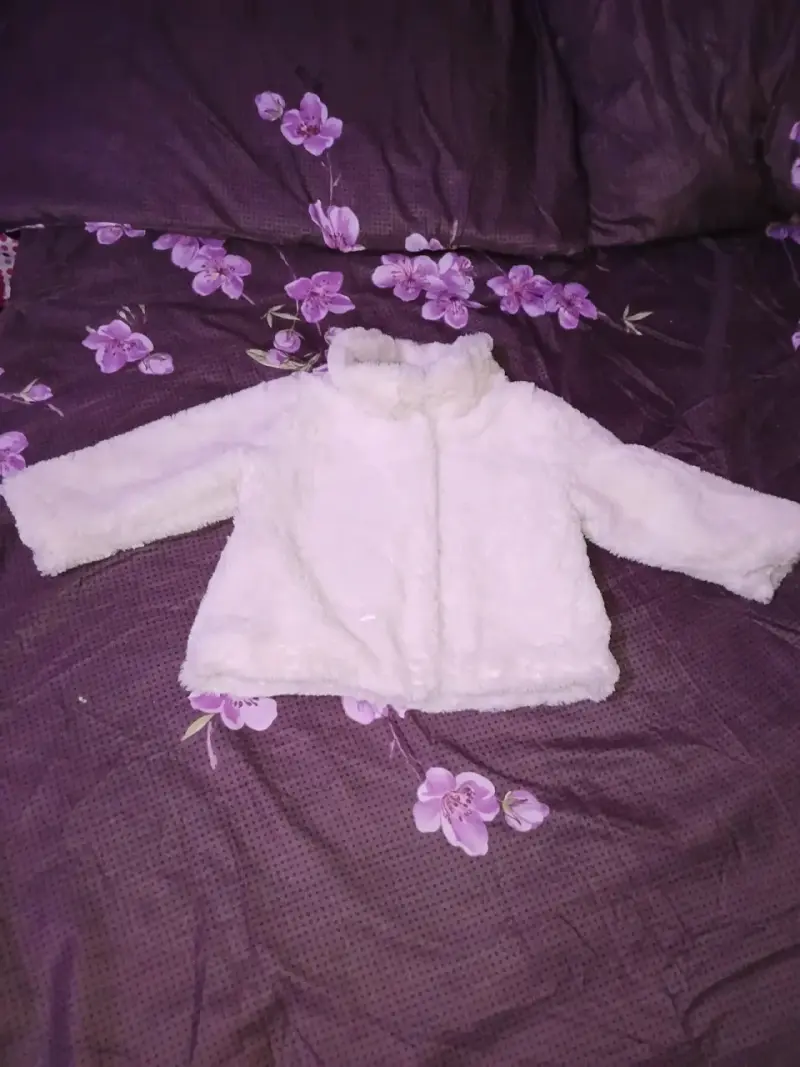 Chaqueta peluda blanca para bebé