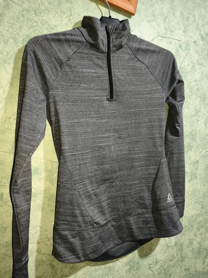 Polera deportiva gris Reebok