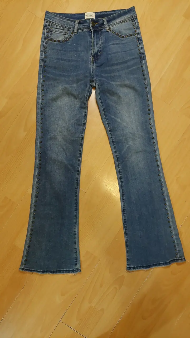 Jeans azul con tachas