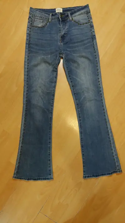 Jeans azul con tachas - miniatura 1