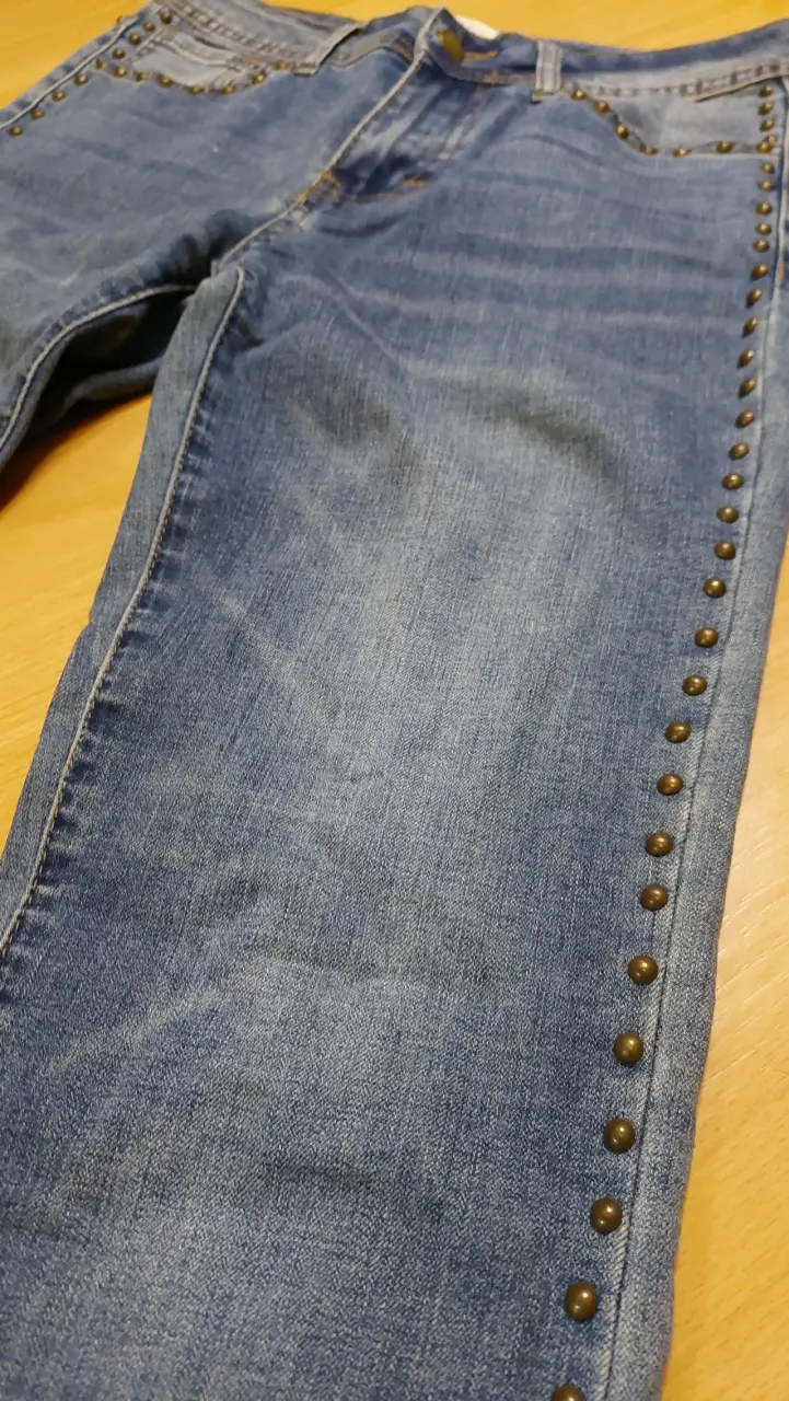 Jeans azul con tachas - 2