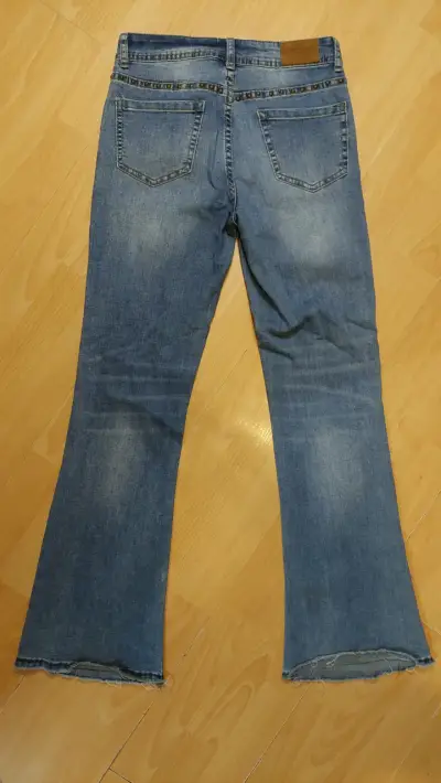 Jeans azul con tachas - miniatura 4