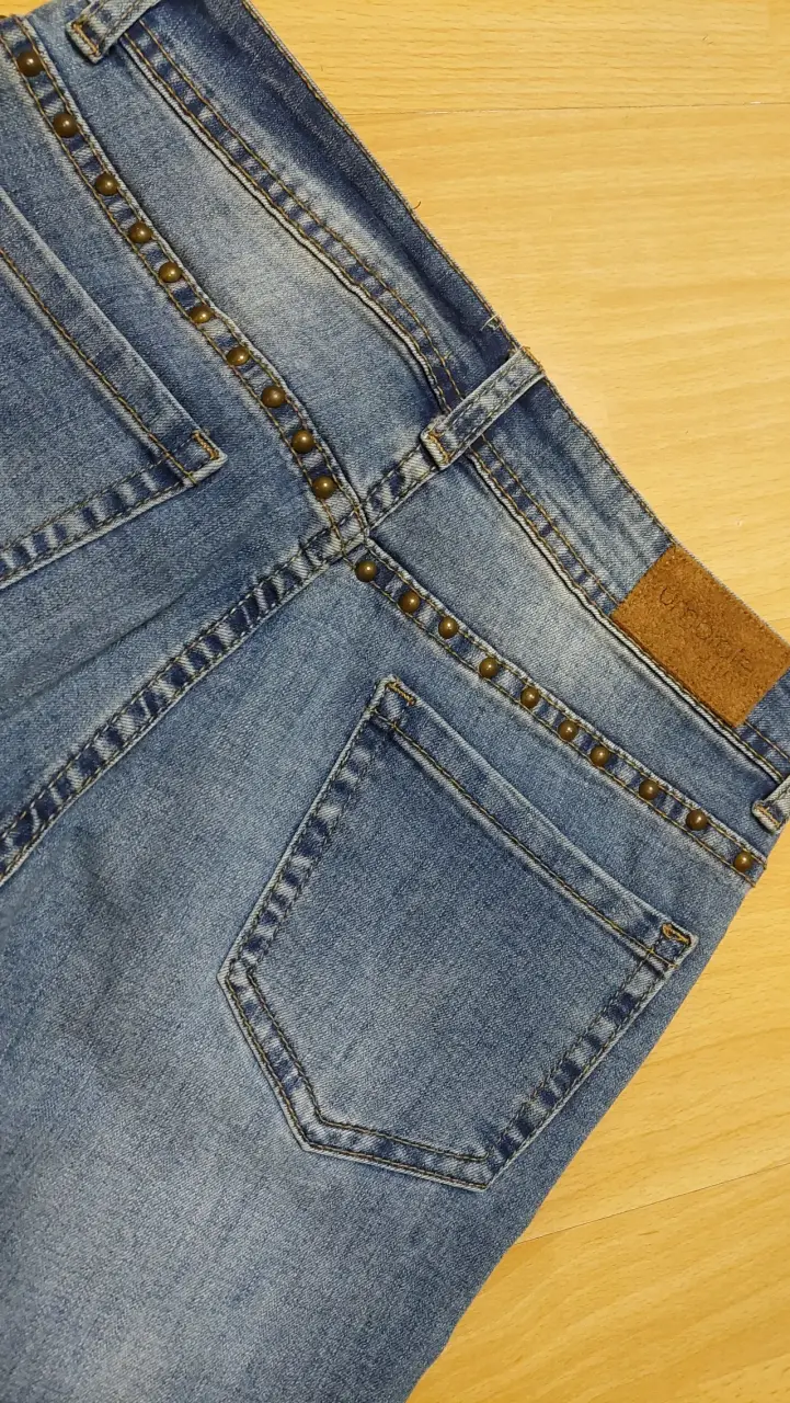 Jeans azul con tachas - 5