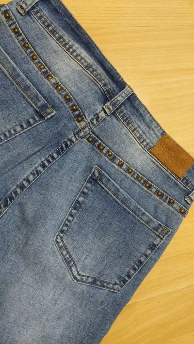 Jeans azul con tachas - miniatura 5