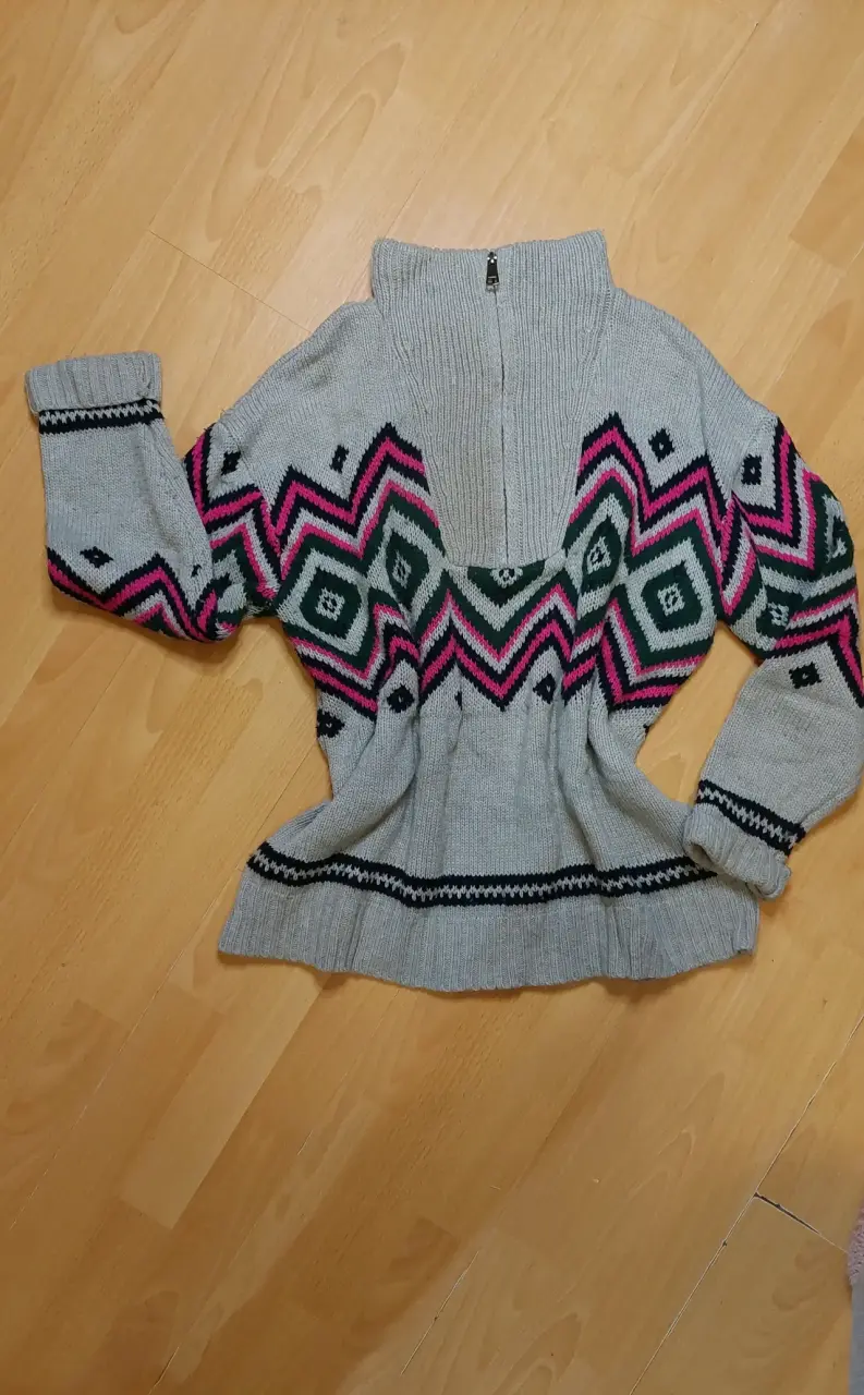 Suéter gris con diseño tribal