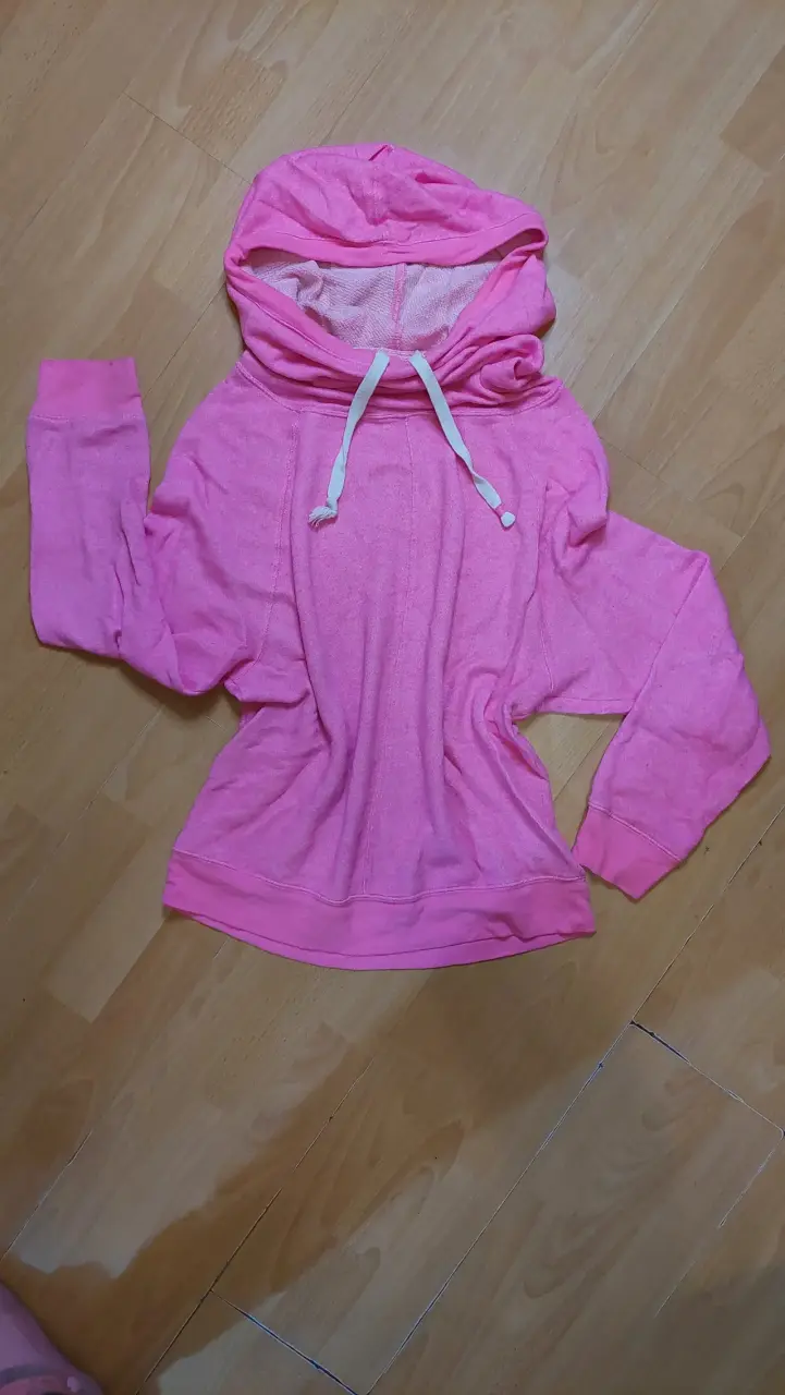 Polerón rosado con capucha