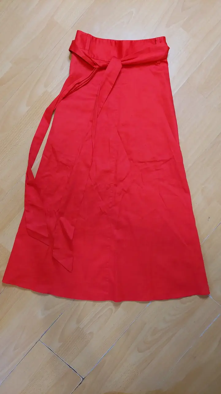 Falda roja con cinturón - 1