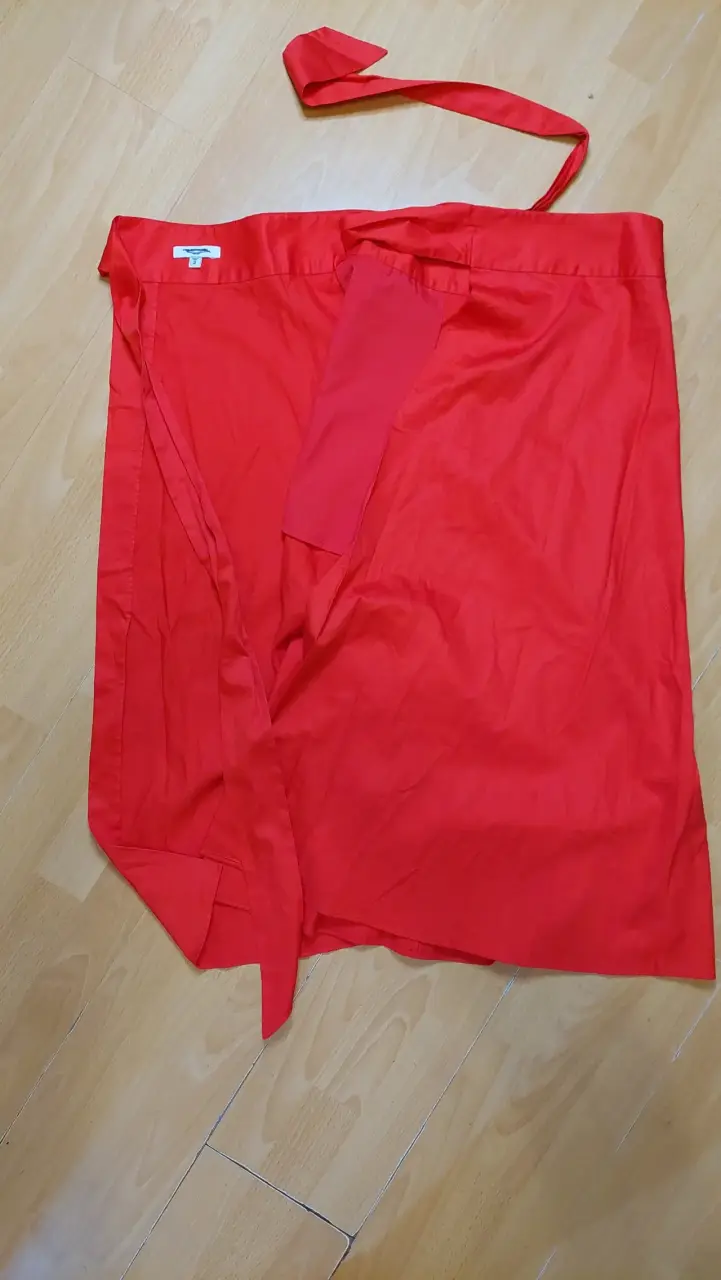 Falda roja con cinturón - 2
