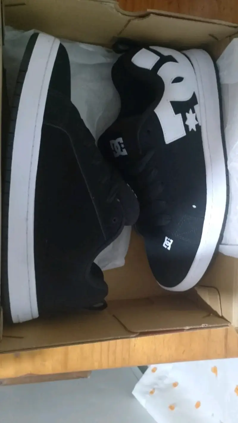 Zapatillas DC negras y blancas - 1