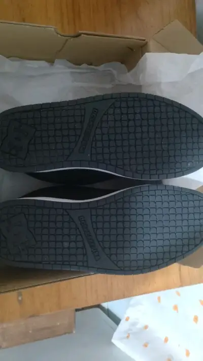 Zapatillas DC negras y blancas - miniatura 3