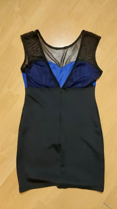 Vestido negro y azul sin mangas - miniatura 1