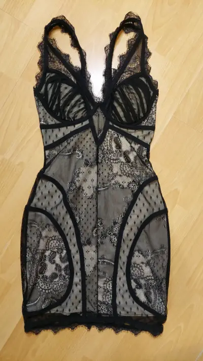 Vestido negro de encaje - miniatura 1