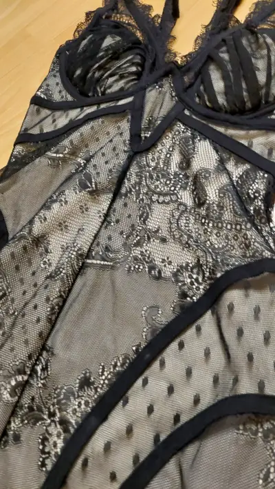 Vestido negro de encaje - miniatura 2
