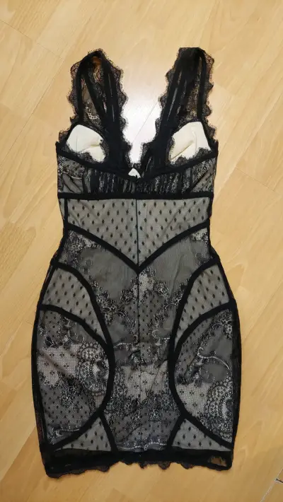 Vestido negro de encaje - miniatura 3