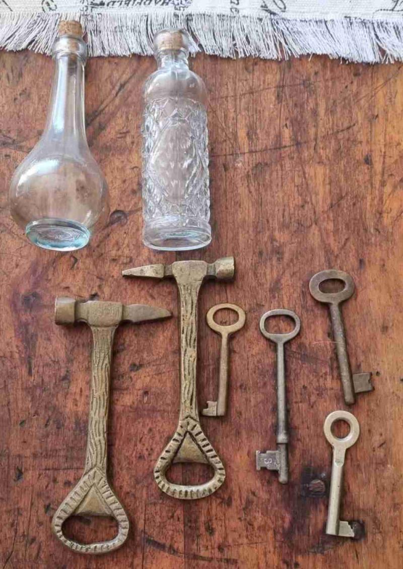 Set de botellas y llaves antiguas