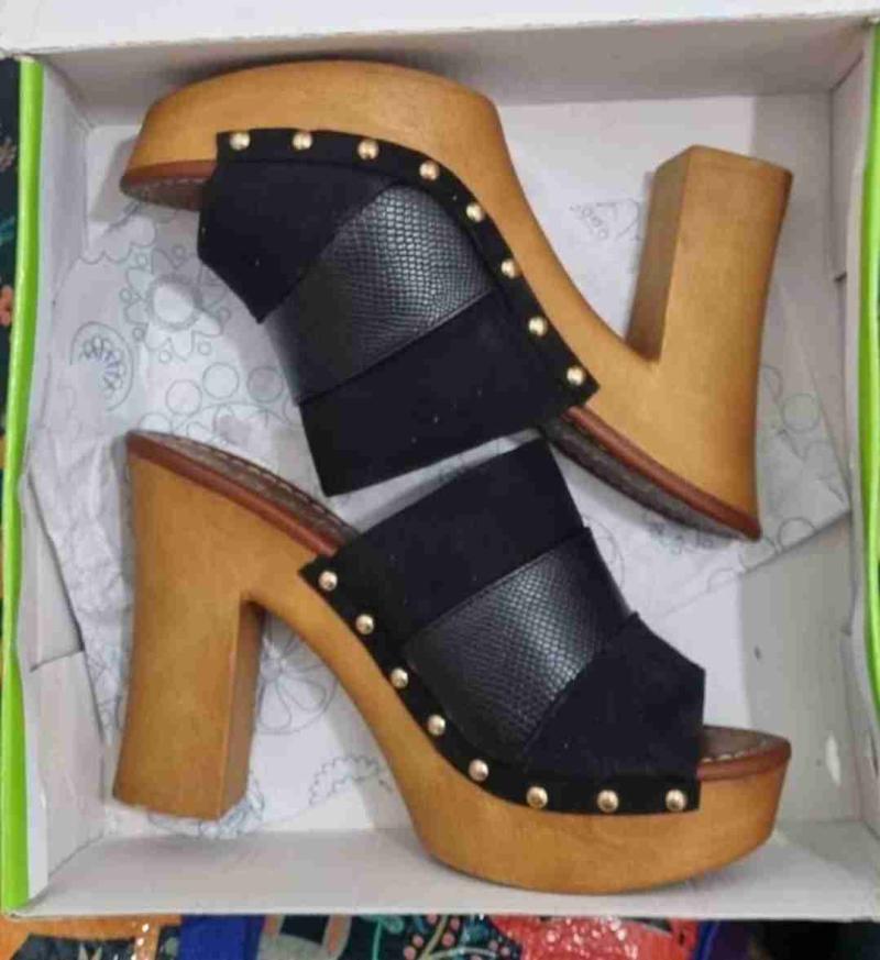 Sandalias tacón negro y madera