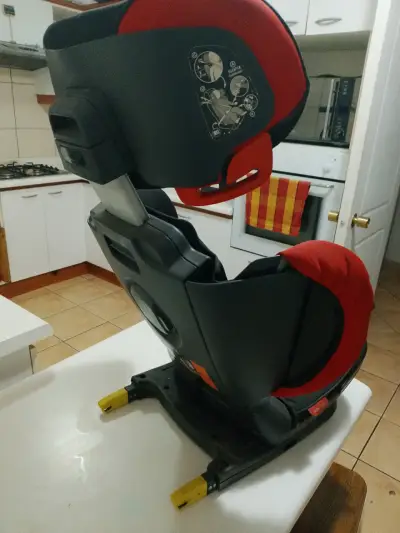 Silla de auto infantil roja - miniatura 1