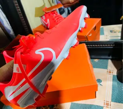 Zapatillas de fútbol rojas - miniatura 1