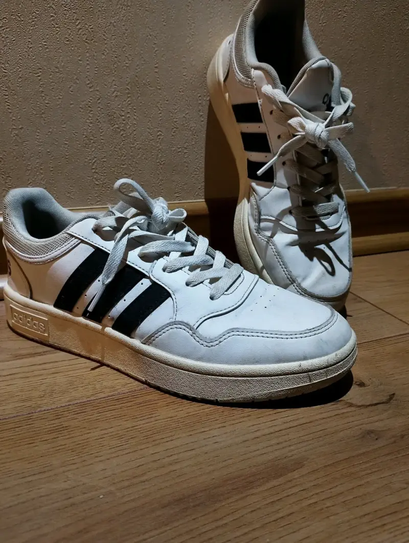Zapatillas deportivas blancas con negro - 1