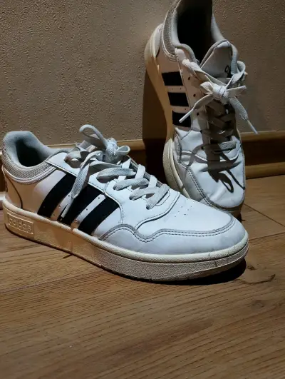 Zapatillas deportivas blancas con negro - miniatura 1