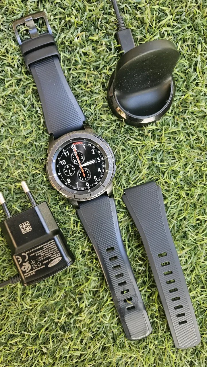 Reloj inteligente negro con cargador