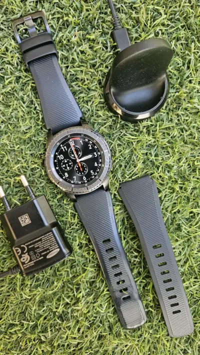 Reloj inteligente negro con cargador - miniatura 1