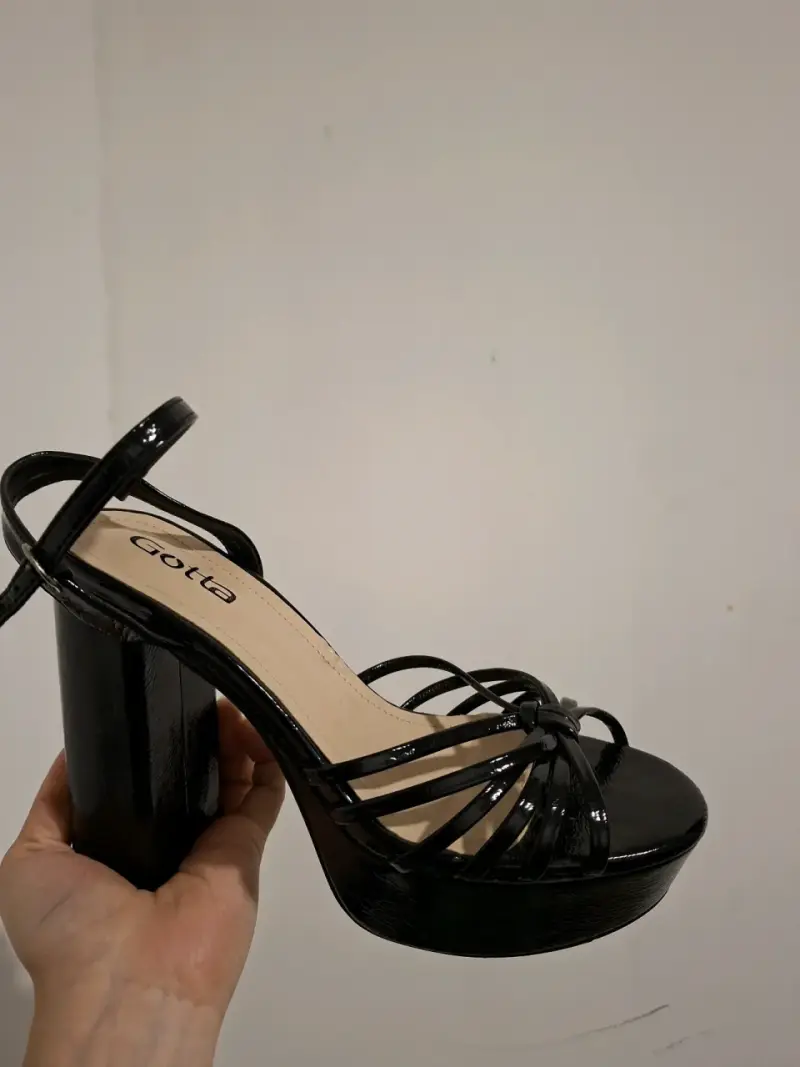 Zapatos negros con tacón - 1