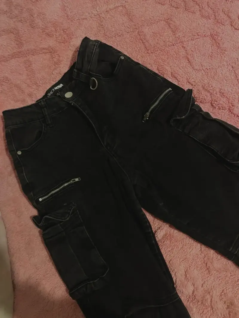Pantalón cargo negro con bolsillos fashion nova - 1
