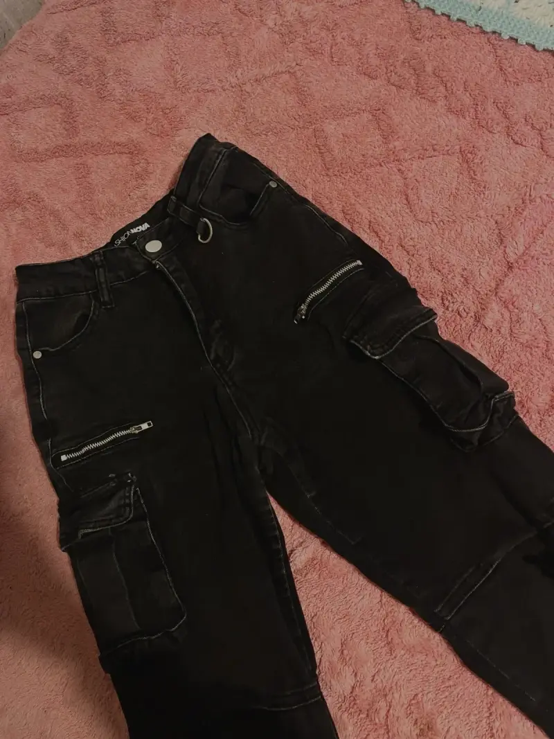 Pantalón cargo negro con bolsillos fashion nova - 2